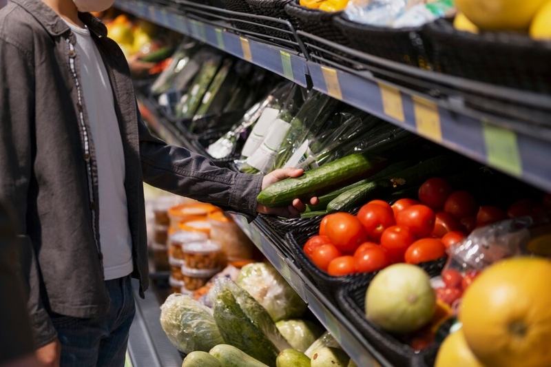 Файл:Person-shopping-with-face-mask 23-2149565225.jpg