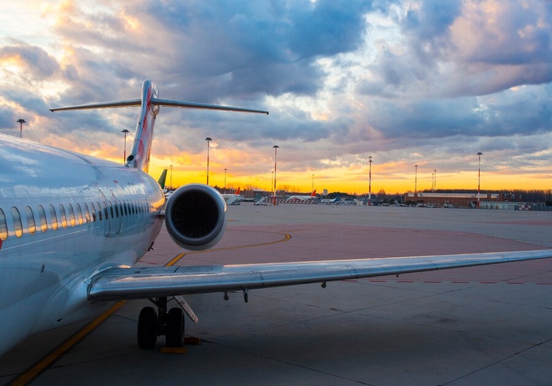 Файл:Airplane-terminal-gate-ready-takeoff 106485-1507.jpg